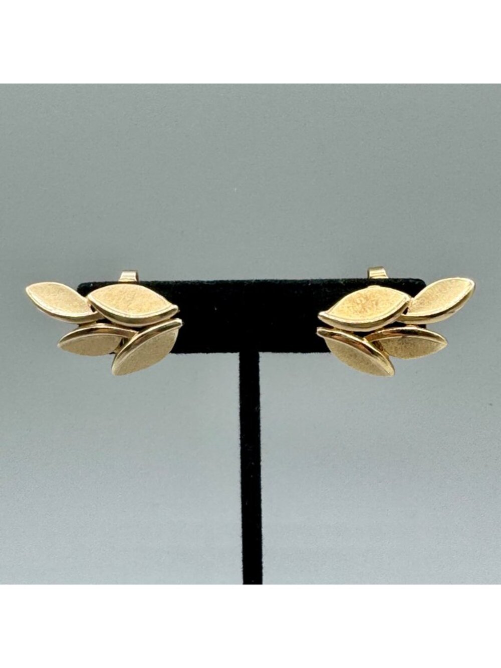 Vintage Crown Trifari Climber Earrings Clip On Gold Tone Matte and Glossy 1" - Picture 6 of 9